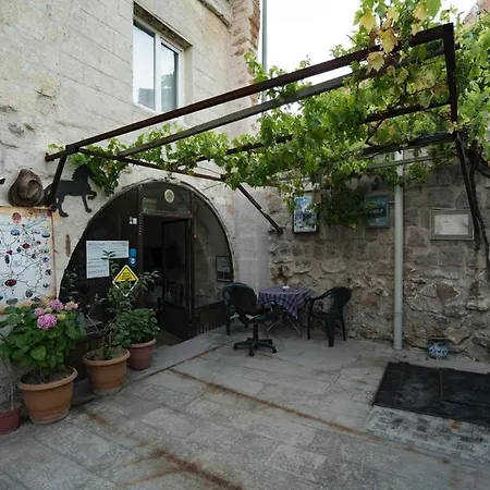 Hotell Whisper Cave House 3*