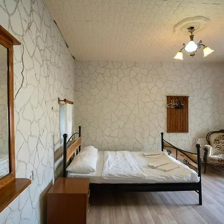 Whisper Cave House Hotell