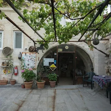 Whisper Cave House Hotell 3*