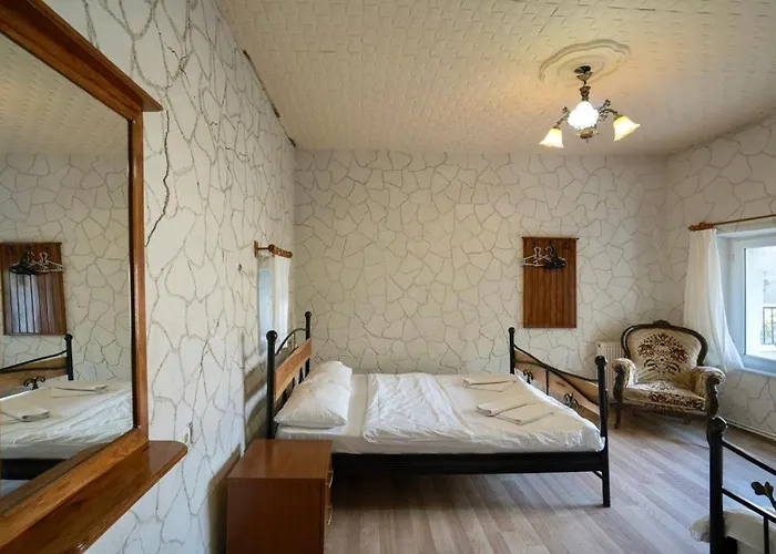 Whisper Cave House Hotell